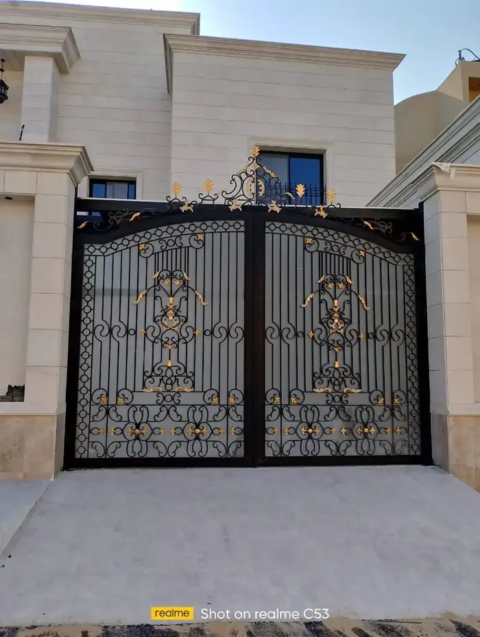 بوابة حديد مزخرفة بتفاصيل ذهبية