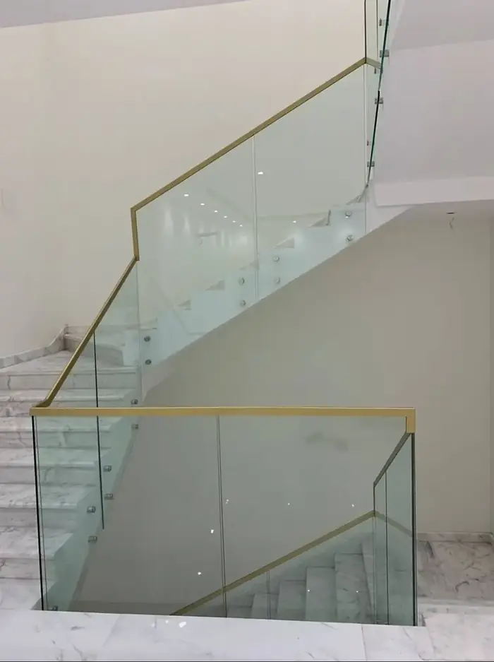 درابزين زجاجي بإطار ذهبي