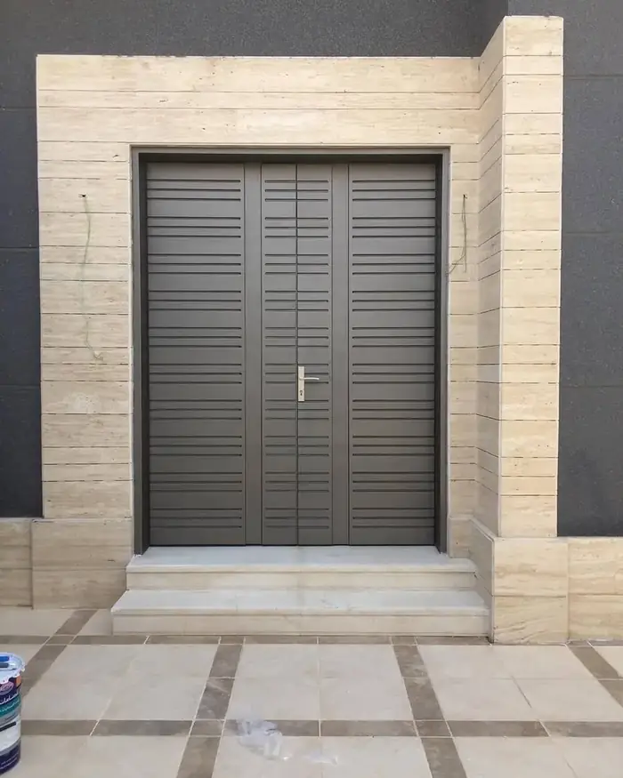 باب معدني بفتحات أفقية
